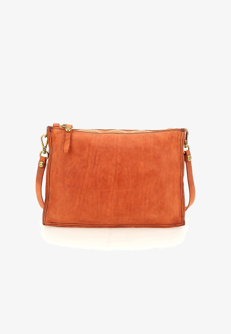 Clutch rettangolare in pelle arancione con cuciture nere, chiusura lampo dorata nella parte superiore e tracolla staccabile su uno sfondo bianco.