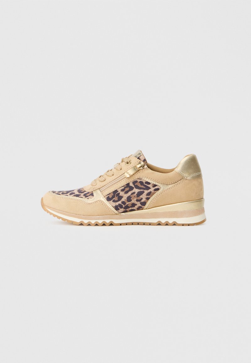 Baskets beiges avec un panneau en imprimé léopard et des accents dorés. Matériaux en suède et synthétiques. Semelle légère avec une rainure crantée pour une bonne adhérence.