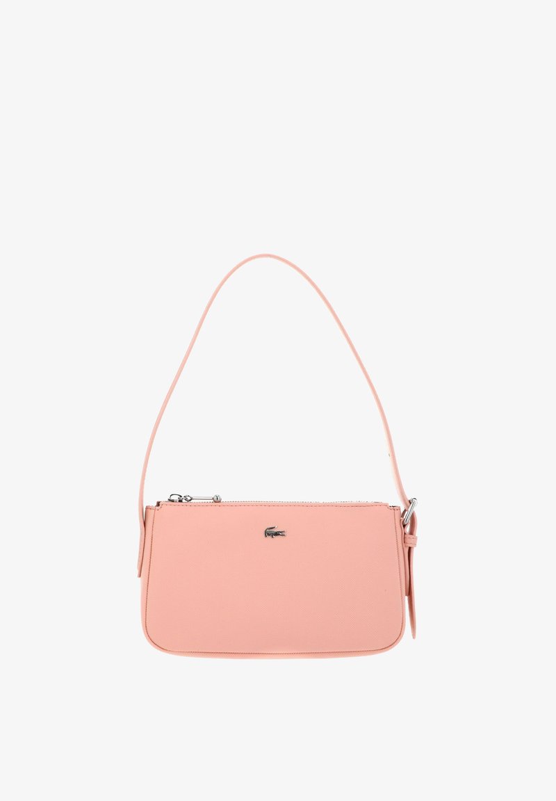 Weiche rosa Leder-Umhängetasche mit dünnem Riemen und silbernem Reißverschluss, vorne mit einem kleinen silbernen Krokodil-Logo.