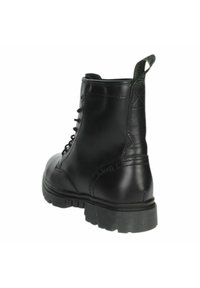 Stivale alla caviglia in pelle nera con design in pizzo, suola robusta e linguetta per indossarlo. Il tacco presenta un motivo testurizzato.