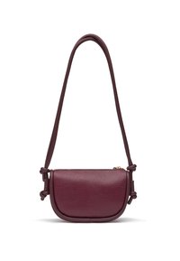 Sac à main en cuir bordeaux avec une forme arrondie, une sangle ajustable et une fermeture à zip. Présente des accents noués sur la sangle pour plus de détail.