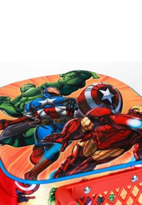 Boîte de rangement de couleur rouge avec un couvercle coloré mettant en vedette des super-héros Marvel : Hulk, Captain America et Iron Man, sur un fond vibrant.
