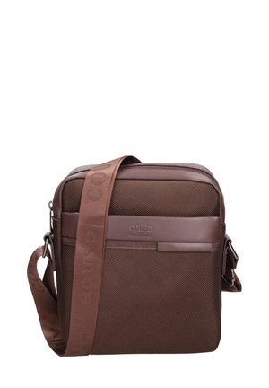 Sac bandoulière marron avec sangle ajustable, tissu texturé, compartiment avant zippé et logo "COVERI active" embossé sur le panneau avant.