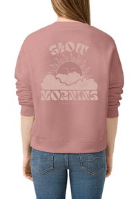 Roze fleece sweatshirt met een zon- en wolkafbeelding en de tekst "SLOW MORNING" in een retro lettertype. Het ontwerp is zeefdruk.