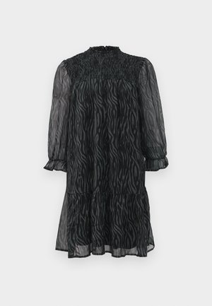 Robe longue en dentelle à motifs zèbre noir et gris, avec un col à volants et un ourlet à volants, ainsi qu'un détail smocké sur le yoke.