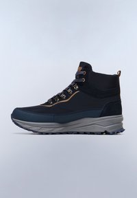 Gli stivali da escursionismo blu navy presentano una tomaia sintetica, accenti in tessuto, occhielli in metallo e una suola in gomma robusta con modelli di trazione profonda.