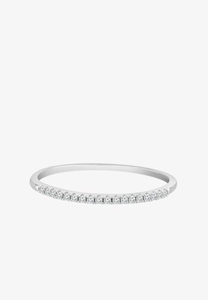 Schmaler Silberring, der eine Reihe kleiner, runder klarer Steine in einer geraden Linie zeigt und ein zartes, minimalistisches Design schafft.