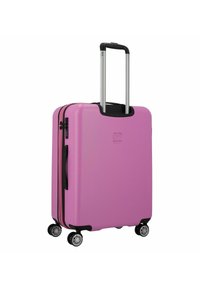 Maleta de color rosa de shell duro con una textura suave, cremallera negra y detalles, mango de aluminio extensible y cuatro ruedas giratorias.