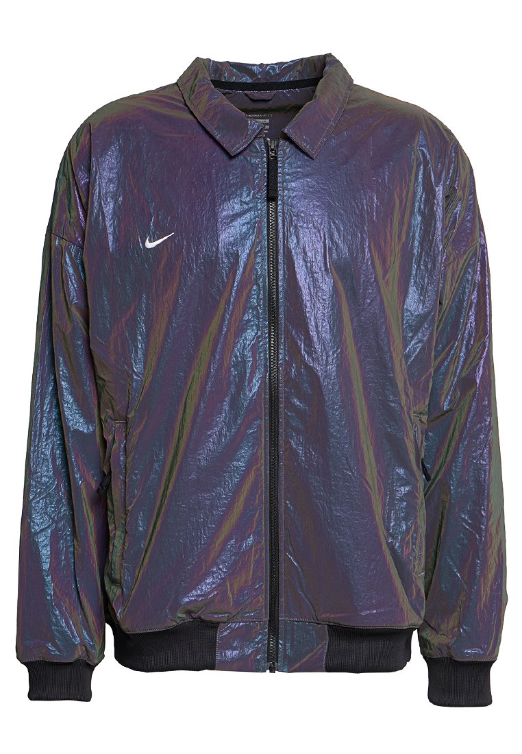 Giacca Nike iridescente con zip, colletto e polsini neri, in tessuto leggero e lucido, con piccolo logo swoosh bianco sul lato sinistro del petto.