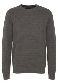 Maglione grigio a maglia con finitura texture, scollo rotondo e maniche lunghe. I polsini e l'orlo a coste conferiscono una forma aderente. Accento del logo sottile.
