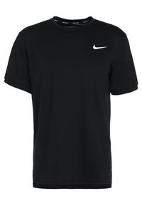 Camiseta deportiva negra de manga corta hecha de un material ligero. Presenta un logo blanco de Nike en el pecho y un cuello redondo.