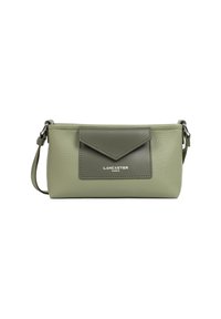 Piccola borsa a tracolla in pelle verde oliva con tasca frontale a busta e logo argentato "Lancaster Paris", tracolla regolabile e finitura texturizzata.