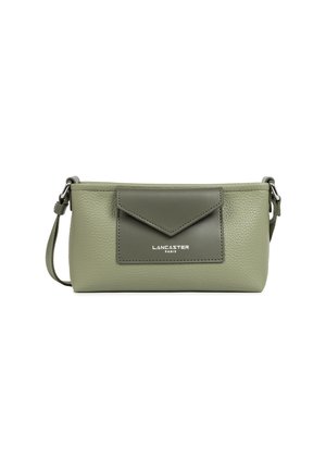 Piccola borsa a tracolla in pelle verde oliva con tasca frontale a busta e logo argentato "Lancaster Paris", tracolla regolabile e finitura texturizzata.