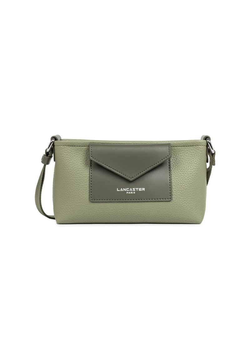 Piccola borsa a tracolla in pelle verde oliva con tasca frontale a busta e logo argentato "Lancaster Paris", tracolla regolabile e finitura texturizzata.