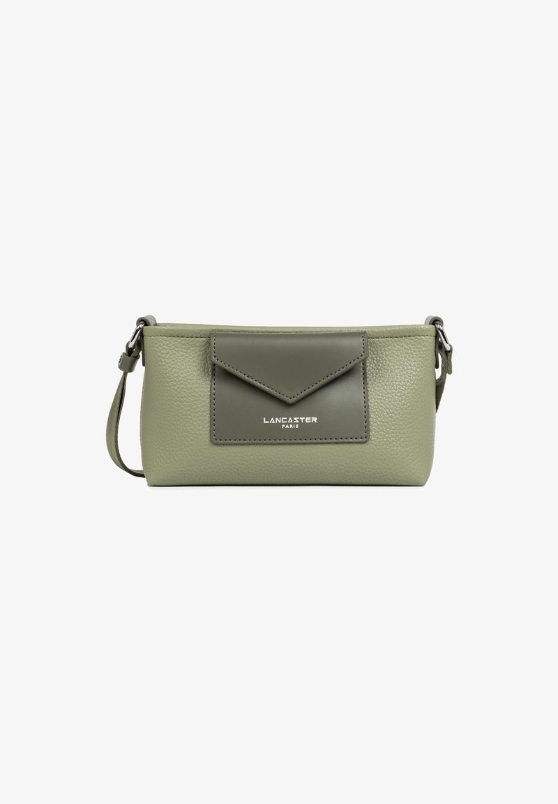 Piccola borsa a tracolla in pelle verde oliva con tasca frontale a busta e logo argentato "Lancaster Paris", tracolla regolabile e finitura texturizzata.