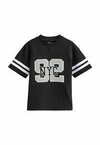 Fekete póló rövid ujjakkal, hálós kialakítással �és fehér díszítéssel, „92”-es számot és „NYC”-t vastag betűkkel ábrázolva.