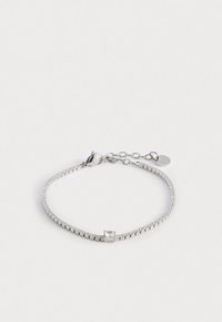 Bracciale argento con un design flessibile, ornato con cristalli rotondi e trasparenti e un accento quadrato. Chiusura regolabile con un'estensione a catena.