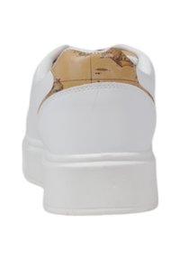Sneaker bianco con una superficie in pelle liscia e un'accente a stampa mappa sul tallone. Forma arrotondata e suola piatta in gomma per un look casual.