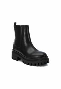 Bota de tobillo de cuero negro con paneles laterales elásticos, puntera redonda y suela de goma gruesa con profundos surcos para tracción.