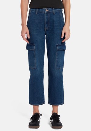 Pantaloni cargo in denim blu scuro con vita alta, gambe larghe e due tasche frontali. Finitura con chiusura a bottone e zip.