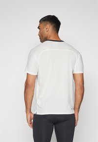 Nike Performance SOLAR CHASE - Športne majice - summit white/black