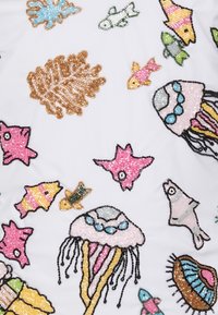 Beaded tkanina koja prikazuje raznovrsni morski život i list, na bijeloj pozadini. Boje uključuju ružičastu, zlatnu, zelenu i plavu, s intrikatnim detaljima.