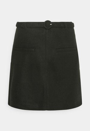 Sort nederdel med tætsiddende design, bælte med rund spænde, to forlommer og en glat tekstur.