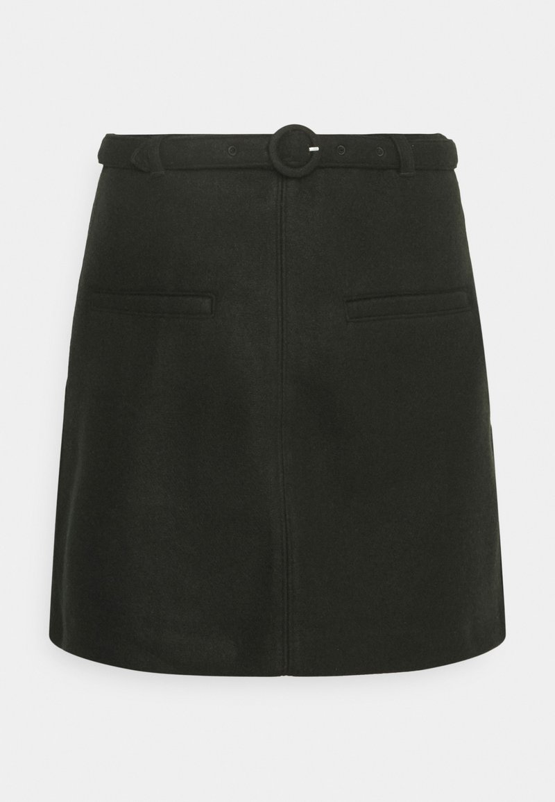 Sort nederdel med tætsiddende design, bælte med rund spænde, to forlommer og en glat tekstur.