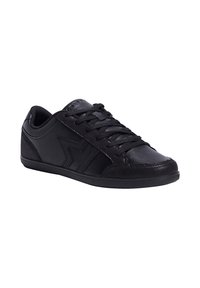 Zapatos deportivos negros con parte superior de cuero liso, acentos texturizados, punta redondeada y suela de goma plana. Presenta cordones planos y un logo en el lateral.