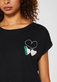 Mister Tee KICKS LOVE - Marškinėliai su spaudiniu - black