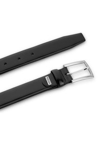 Schwarzer Ledergürtel mit einer glänzenden rechteckigen Schnalle aus Silber, die ein Markenlogo zeigt. Das Band verfügt über mehrere Löcher zur Anpassung.