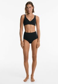 Fekete bikinitop készlet, V-nyakú bralette széles pántokkal és magas derekú alsórészekkel, sima tapintású anyagból, matt felülettel.