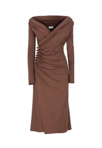 Abito lungo marrone con maniche a sbuffo e scollatura off-shoulder, con dettagli arricciati ai lati, bottoni dorati e una silhouette aderente e slanciata.