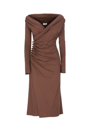 Abito lungo marrone con maniche a sbuffo e scollatura off-shoulder, con dettagli arricciati ai lati, bottoni dorati e una silhouette aderente e slanciata.