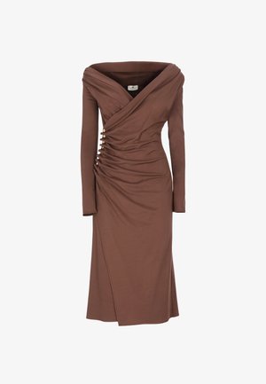 Robes longues marron à manches longues avec un décolleté dénudé, côtés froncés, ornées de boutons dorés et d'une silhouette ajustée et élégante.
