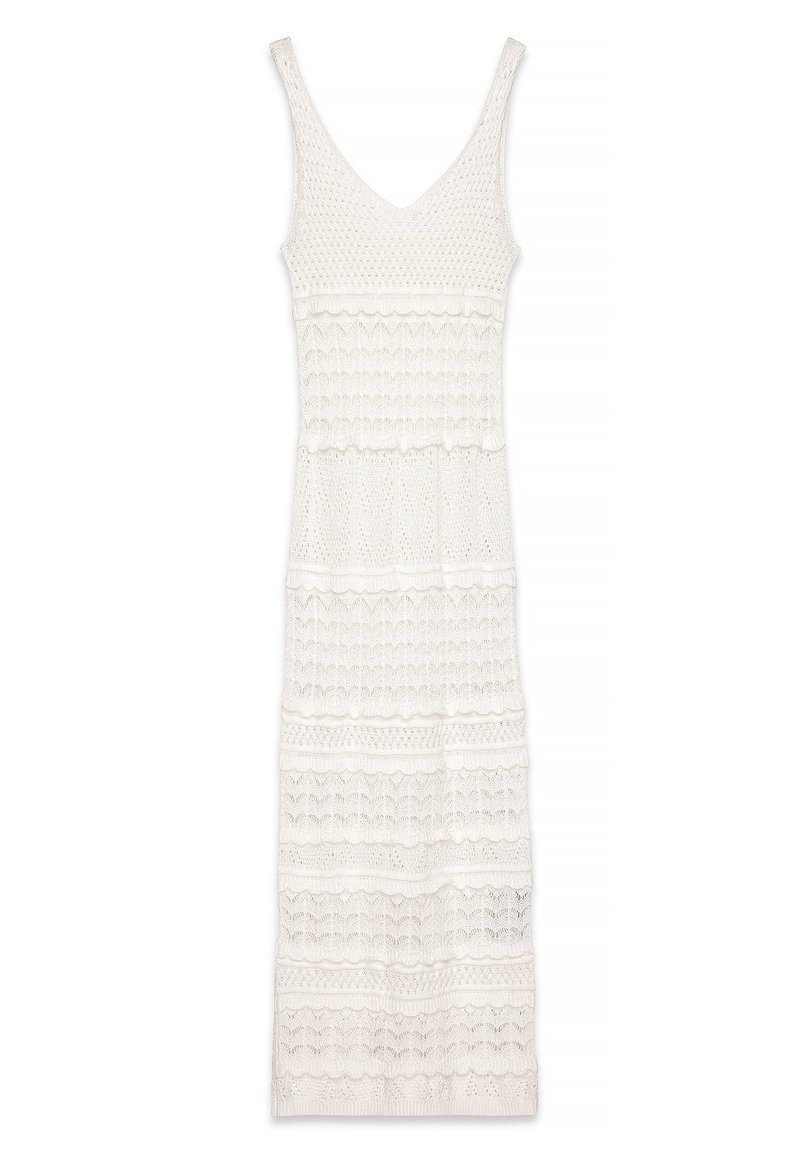 Valkoinen virkattu mekko, jossa on V-pääntie, kerroksellisia tekstuureja, viistettyjä yksityiskohtia ja säädettävät olkaimet, suunniteltu pitkää istuvuutta varten.