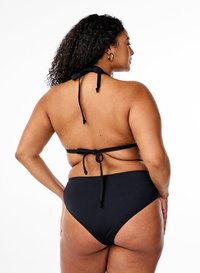 Črn bikini set z halter ovratnikom in sponko na hrbtu. Gladka tekstura, hlačke z visokim pasom, minimalni poudarki.