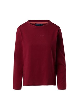 Camisa de algodón roja de manga larga con cuello redondo y sutil texto "NORTH SAILS" en la parte delantera. Corte recto, textura suave y sin patrones.