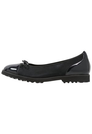 Bailarina negra con suela texturizada, puntera brillante, pequeño detalle de lazo y contrafuerte brillante, adecuada para uso casual o formal.