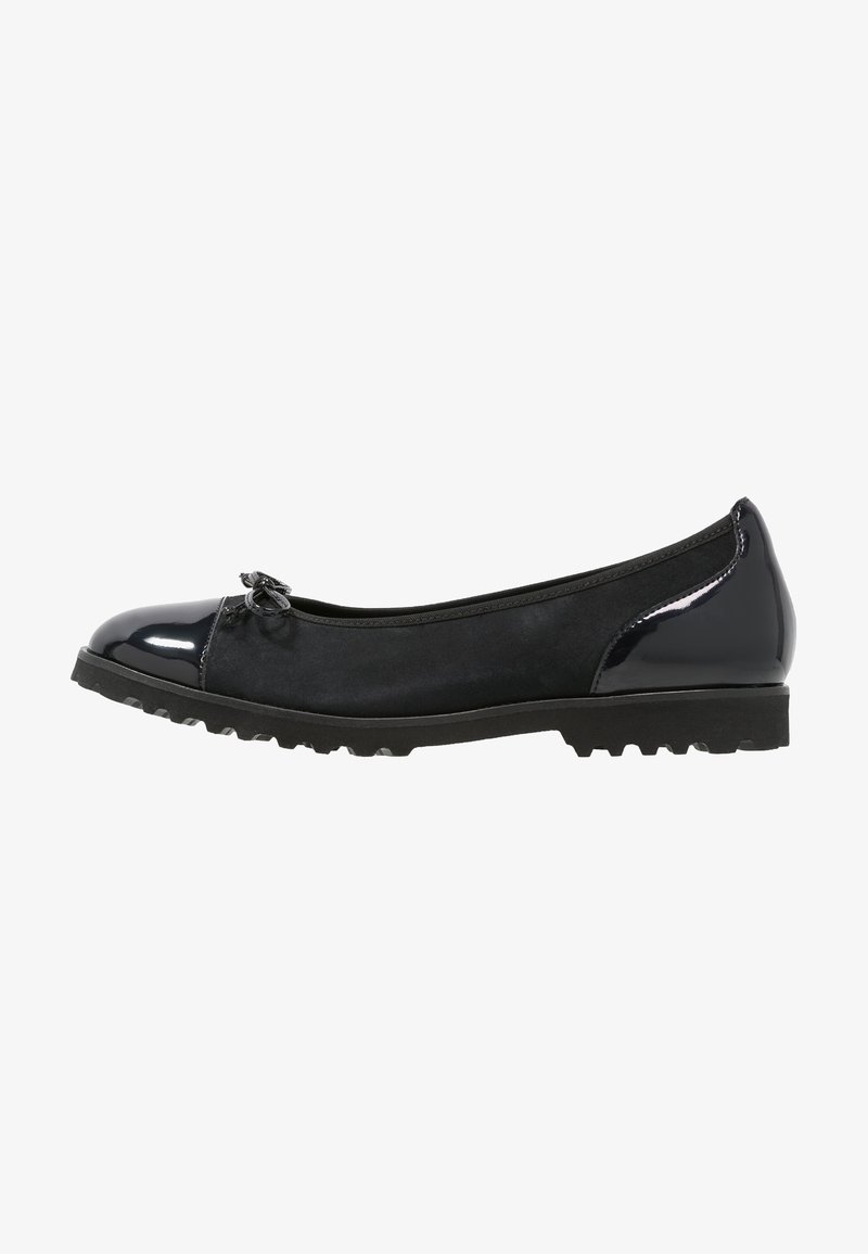 Ballerine noire avec semelle texturée, bout brillant, petit nœud décoratif et contrefort brillant, adaptée pour une tenue décontractée ou formelle.