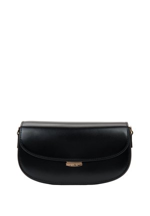 Černá křivolaká kožená kabelka s kovovým zapínáním zlaté barvy, hladkým povrchem a minimalistickým designem na bílém pozadí.