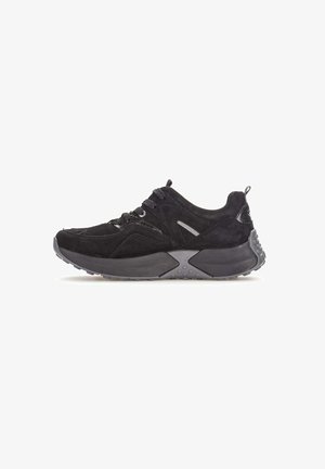 Baskets de sport noires avec semelle épaisse, lacets à l'avant, détails en daim et mesh, et languette à l'arrière pour un enfilage facile.