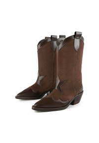 Stivali da cowboy marroni con tomaia in suede e dettagli in pelle, punta affusolata, bordo sagomato e motivo a stella di lato. Tacco basso a blocco.