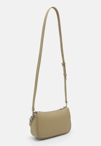 Borsa crossbody in pelle beige con una texture liscia, forma arrotondata, tracolla regolabile e dettagli in metallo argentato. Chiusura con zip nella parte superiore.