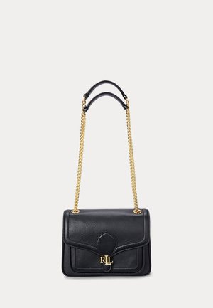 Borsa a tracolla in pelle nera con design a ribalta, tracolla in catena dorata e logo impresso sulla parte anteriore. Texture liscia con una forma strutturata.