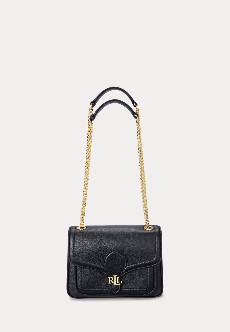 Crna kožna torba s preklopnim dizajnom, zlatnom lancu za nošenje i utisnutim logotipom na prednjoj strani. Glatka tekstura s izrađenim oblikom.