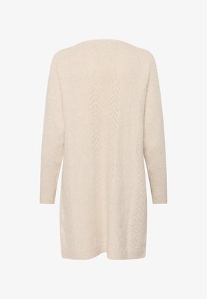 Gilet crème avec une texture en maille douce, présentant un motif en zigzag et des manches trois-quarts. Le design est simple et allongé.