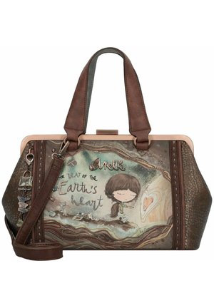 Sac en cuir marron avec un imprimé artistique décoratif, représentant une fille et du texte. Comprend des poignées robustes et une bandoulière ajustable.