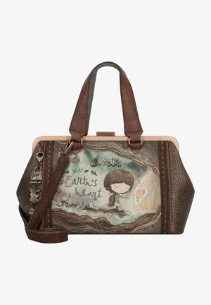 Sac en cuir marron avec un imprimé artistique décoratif, représentant une fille et du texte. Comprend des poignées robustes et une bandoulière ajustable.