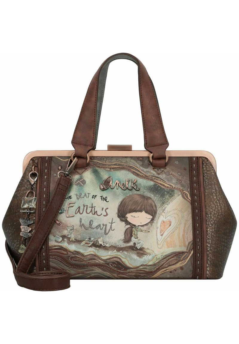 Sac en cuir marron avec un imprimé artistique décoratif, représentant une fille et du texte. Comprend des poignées robustes et une bandoulière ajustable.